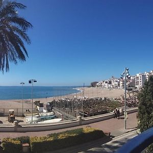 Beachfront Apartment With Private Parking Sant Pol De Mar Exterior photo