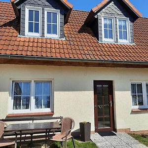 Lacky - Kleines Familienreihenmittelhaus In Grieben Hiddensee Appartement Exterior photo