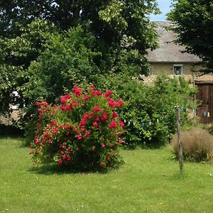 Gite Le Tilleul De La Fontaine Hotel Alluy Exterior photo