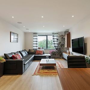 1-Bed Spacious Flat, North London, 15 Minutes To Central Appartement New Southgate Exterior photo