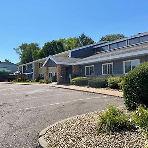 Nichols Inn&Suites Hastings Exterior photo