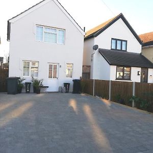 Newly Renovated Detached House Weybridge Garden Free Parking Wifi Netflix Train Station London Amenities Nature Work Contractors Family Holiday Appartement Addlestone Exterior photo