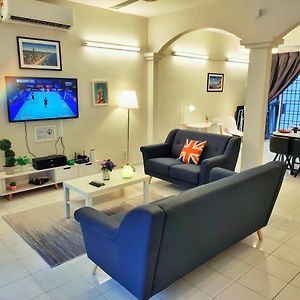 Semi-Detached, Up To 21 Pax, 4 Bedrooms, 3 Bathrooms, 4 Car Parks By Star Home Bayan Lepas Exterior photo