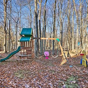 Modern Poconos Gem With Fire Pit, Deck And Pool Access Villa Tobyhanna Exterior photo