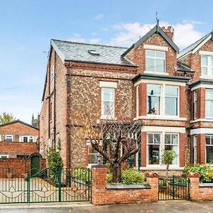 Queens One Appartement Urmston Exterior photo