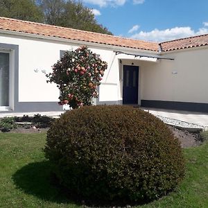 Chambres D'Hote L'Allee Des Chenes Saint-Avaugourd-des-Landes Exterior photo