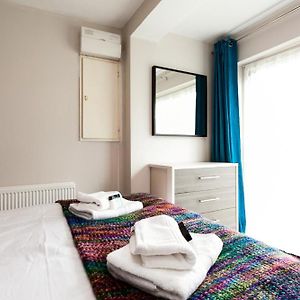 Comfortable Contractor House Gatwick: Sleeps 6+ Appartement Ifield Exterior photo