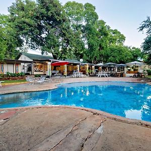 Shoestrings Backpackers Lodge Vic Falls Victoriawatervallen Exterior photo