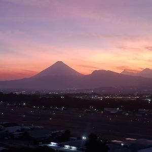 Amazing Volcano Views In Front Of Airport Guatemala-Stad Exterior photo