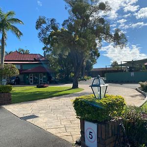 McNevins Logan Park Motel Loganholme Exterior photo