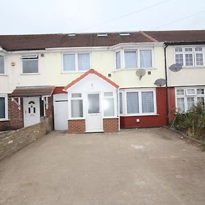 The Heathrow House Appartement Cranford Exterior photo