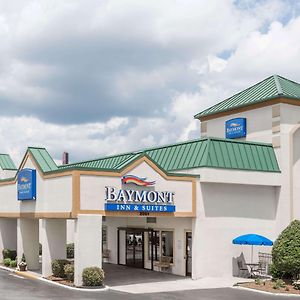 Baymont By Wyndham Greensboro/Coliseum Hotel Exterior photo