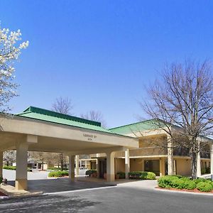 Howard Johnson By Wyndham Greensboro Near The Coliseum Motel Exterior photo