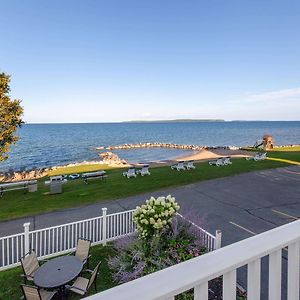 Baymont By Wyndham St. Ignace Lakefront Hotel Exterior photo