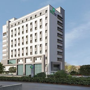 Holiday Inn Express Ahmedabad Prahlad Nagar By Ihg Exterior photo