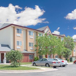 Days Inn & Suites By Wyndham Hutchinson Exterior photo