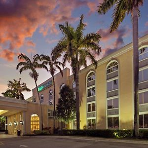 La Quinta Inn & Suites By Wyndham Sunrise Exterior photo