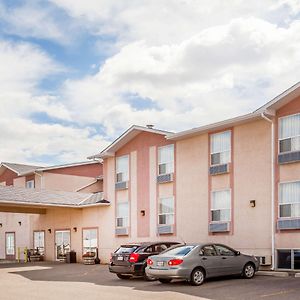 Super 8 by Wyndham Pincher Creek AB Motel Exterior photo