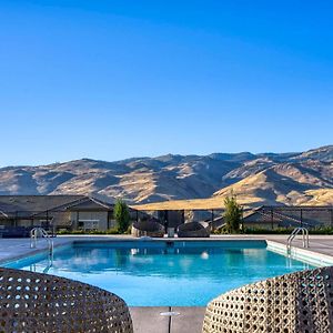 Luxury Retreat - King Beds, Hot Tub, & Pool - Family & Remote Work Friendly Appartement Reno Exterior photo