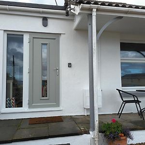 Contemporary One Bed Studio. Sea Views And Parking Appartement Westward Ho!  Exterior photo