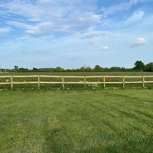 Beautiful 1 Bed Shepherd Hut In Warwickshire Appartement Warwick  Exterior photo