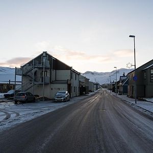 Scenic Penthouse - Ocean View & Skylight Windows Appartement Siglufjordur Exterior photo