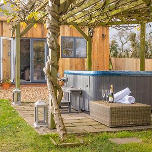 Wisteria View With Hottub & Cabin Sleeps 20 Villa Chippenham  Exterior photo