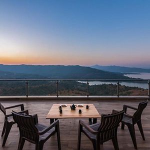 Eyes On The Lake By Stayvista - A Hillside Villa With A Captivating View Of The River Poona Exterior photo