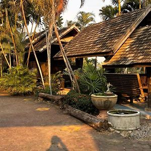 ปาริฉัตร โฮมสเตย์ Parichat Homestay Saraphi Exterior photo