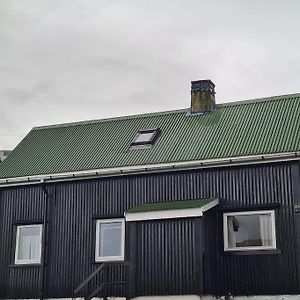 Hyggeligt Gammelt Hus I Vestmanna Villa Exterior photo