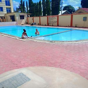 Roma Stays Mwtapa Luxury Apartments 3 Bedrooms & Swimming Pool Mombassa Exterior photo