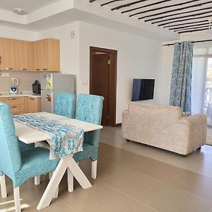 Kikambala Luxurious Two Bedroom - Beachfront, Swimming Pool View, Wifi, Smart Tv, Ample Parking, 24Hr Security Mombassa Exterior photo