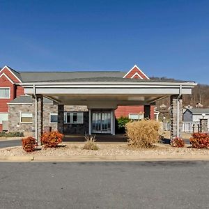 Clarion Pointe Staunton East Hotel Exterior photo