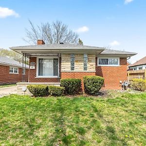 Cozy Ranch Home A Walk From St John'S Hospital! Detroit Exterior photo