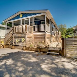 Charleston Home With Porch - 3 Mi To Folly Beach! Exterior photo