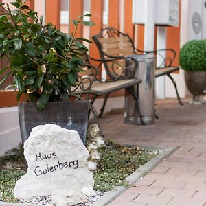 Hotel Garni Haus Zum Gutenberg Hallbergmoos Exterior photo