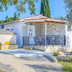 Green Oak Villa Orthoniaí Exterior photo