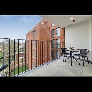 Osterley Park One Bedroom Apartment Londen Exterior photo