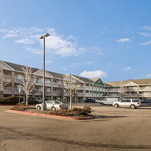 Hometowne Studios By Red Roof Denver - Airport/Aurora Exterior photo