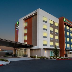 Holiday Inn Express & Suites - Las Vegas - E Tropicana By Ihg Exterior photo