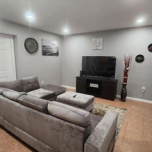 Cozy King Bed, Free Parking! Appartement Newark Exterior photo