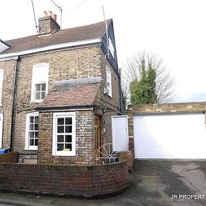 Immaculate 3-Bed House In Waltham Cross Villa Exterior photo