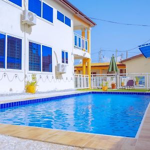 Pool House Retreat In Accra Appartement Exterior photo