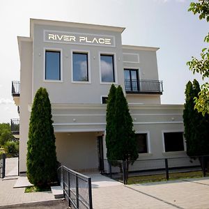 River Place Hotel Piteşti Exterior photo