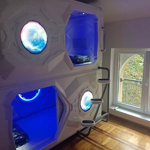 Panda Victor Space Capsule Hostel Belgrado Exterior photo