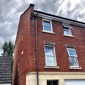 A 3 Bedroom Townhouse Is Located In The Centre Of Newbury Newbury  Exterior photo