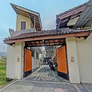 Spot On 91981 Diwi Homestay Tjakranegara Exterior photo