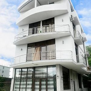 Tiktok House Hotel Koboeleti Exterior photo