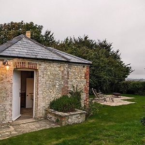 The Lookout: Cosy Compact Cottage Totland Exterior photo