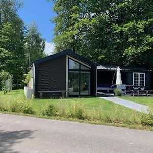 Nieuw en luxe chalet in Oosterwolde in FRIESLAND, op rustig park met uitzicht op meer en strandje Villa Exterior photo